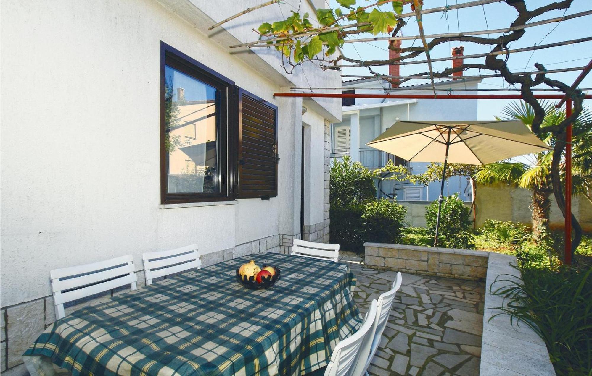 2 Bedroom Nice Apartment In Poreč Exterior foto